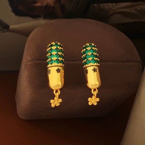 Capsule Design Oorbellen met Groene Stenen