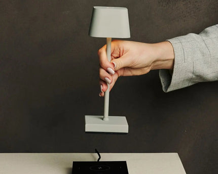 Sarphati Mini Shadow Gray Dordeloze tafellamp perfect voor de horeca -industrie - draadloos oplaadbaar via laadstation, dimbare lamp en 3 lichtmodi