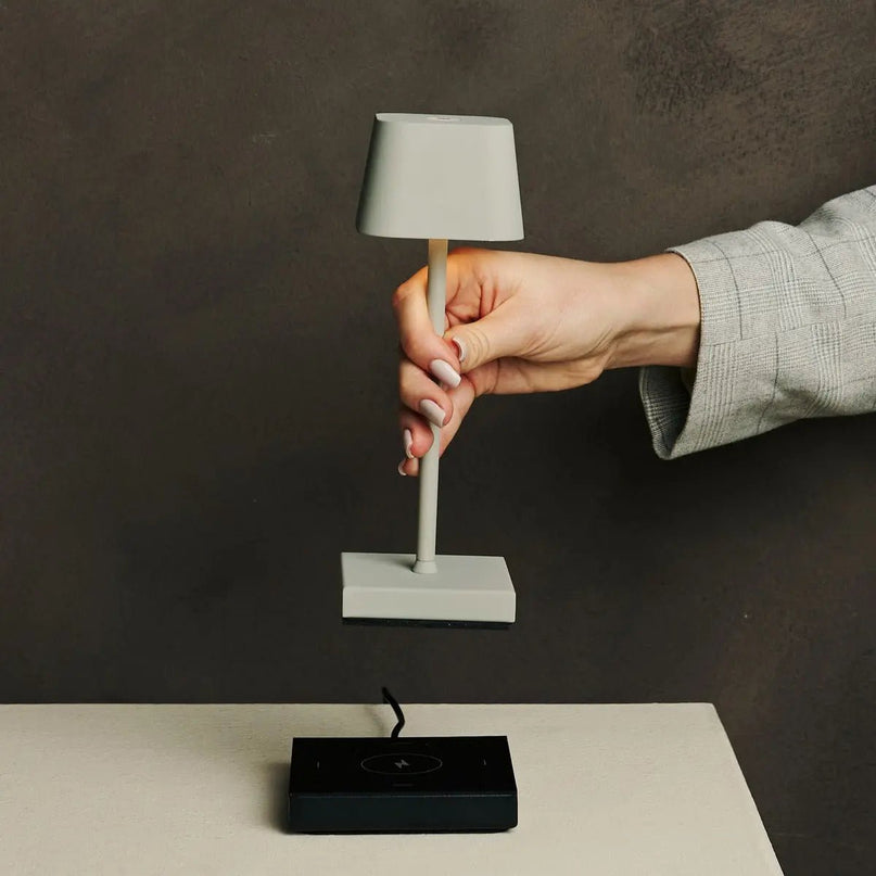 Sarphati Mini Shadow Gray Dordeloze tafellamp perfect voor de horeca -industrie - draadloos oplaadbaar via laadstation, dimbare lamp en 3 lichtmodi
