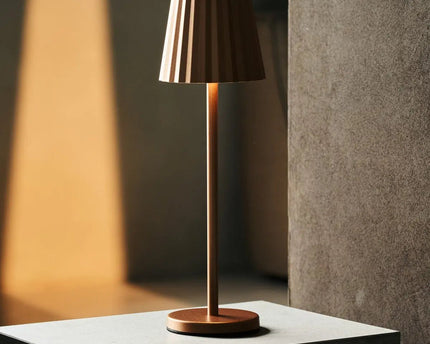 Maya koper geribbelde tafellamp gemaakt van ijzer - dimbare lamp en 3 lichtmodi, oplaadbaar via draadloos laadstation