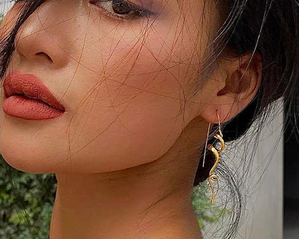 Minimalistische Swirl Line Drop Earring