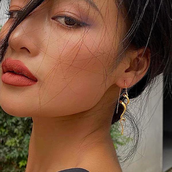Minimalistische Swirl Line Drop Earring