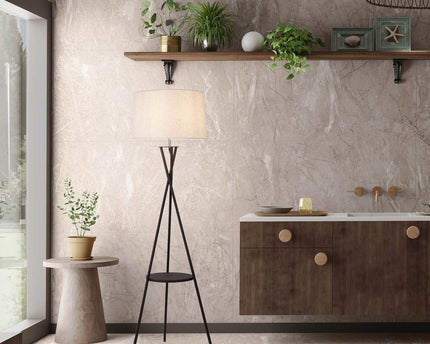 Staande lamp met geïntegreerde "tora" tafel gemaakt van roest -gekleurd metaal en natuurlijk gekleurd textielmateriaal, 158 cm hoog Ø 51 cm, e27