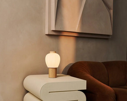 Veel lichtbruine houten lamp met mooie glazen schaduw, warme lichtlamp en uniek ontwerp
