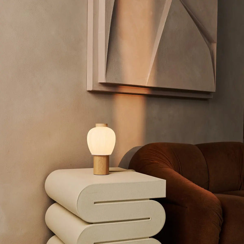 Veel lichtbruine houten lamp met mooie glazen schaduw, warme lichtlamp en uniek ontwerp