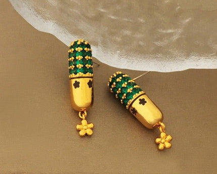 Capsule Design Oorbellen met Groene Stenen