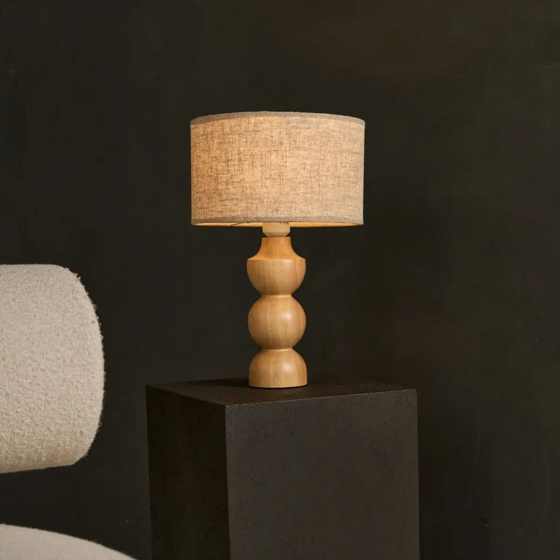 Oliver lichtbruine houten lamp met beige schaduw | Elegant geometrisch ontwerp voor uw huis
