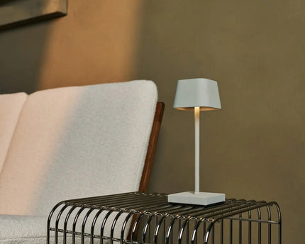 Combi Set Professional-4 X Sarphati Mini Shadow Gray Oplaadbare tafellampen voor gastvrijheid en 1 x Amstel Wireless Lay Station met Qi-Technology-Perfect voor restaurants, gastvrijheid en hotels