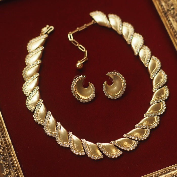 Trifari stijl oogverblindende maan oorbellen