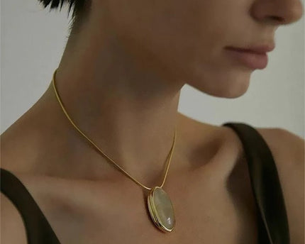 Minimalistisch goud gerutileerde kwarts ovale hanger ketting