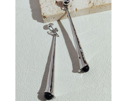 Minimalistische geometrische oorbellen met zwarte onyx