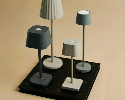 Combi Set Professional-4 X Vondel Mini Shadow Gray Oplaadbare tafellampen & 1 x Amstel Wireless Lay Station met Q1-Technology-Perfecte lampen voor restaurants, gastvrijheid en hotels