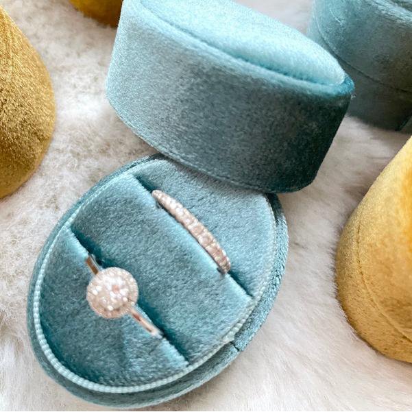 Ovale fluwelen trouwringdoos en voorstelringdoos