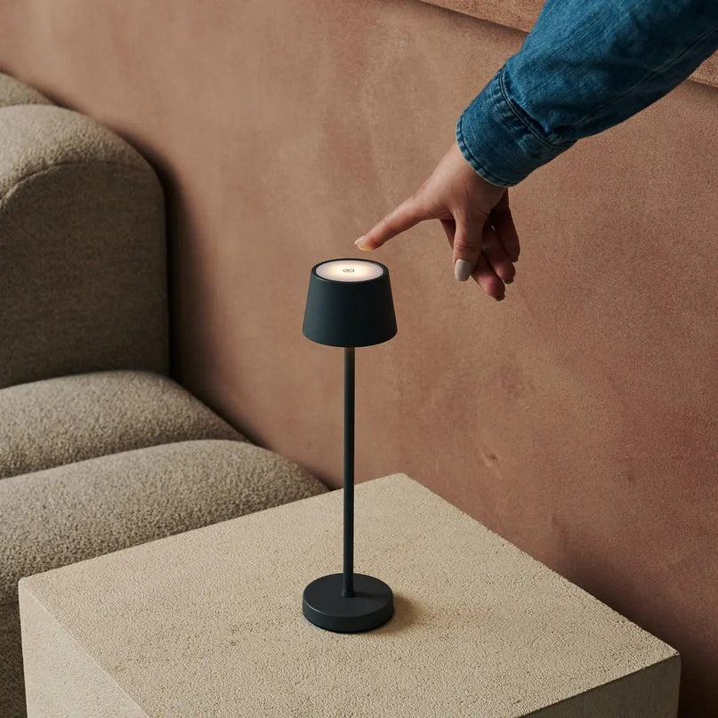 Vondel Mini Stone Gray Oplaadbare en draadloze lamp perfect voor horeca -industrie - draadloos oplaadbaar via laadstation