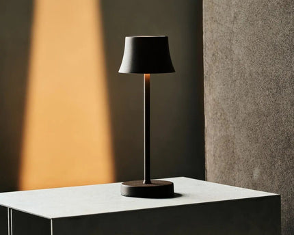 Combi Set Professional-4 X de Pijp Mini Mocha Brown oplaadbare tafellampen & 1 x Amstel Wireless Charging Station met Qi-Technology-Perfect voor restaurants, gastvrijheid en hotels