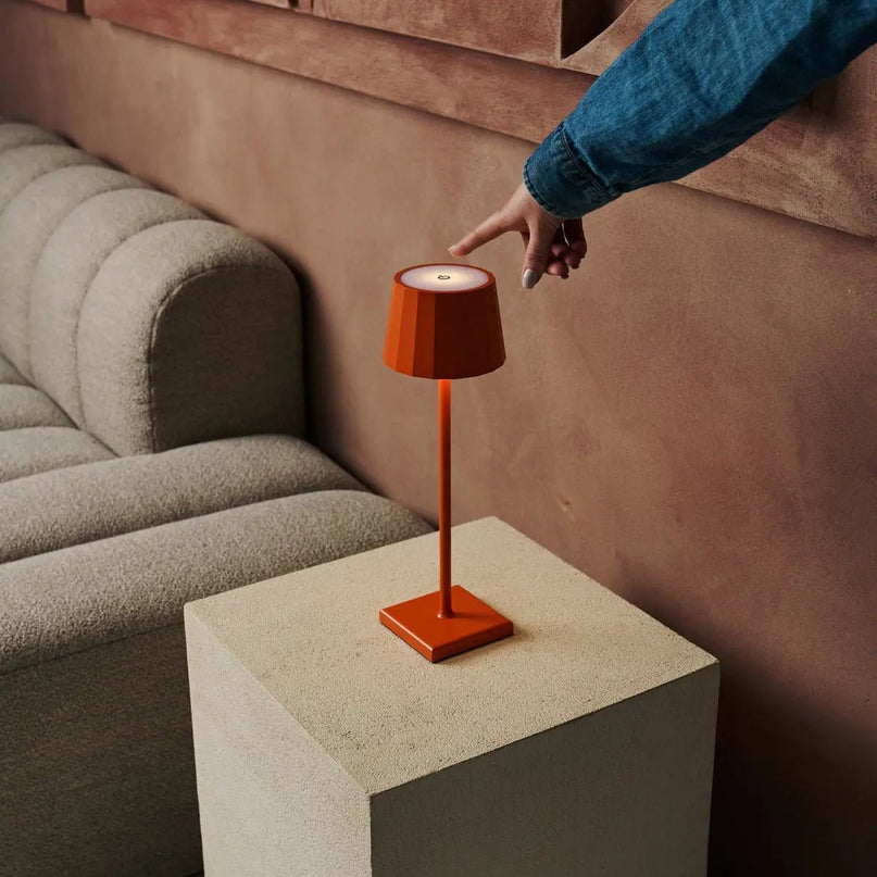 Combi Set Professional-4 X Wouter Blossom Orange Oplaadbare tafellampen & 1 x Amstel Wireless Lay Station met Qi-Technology-Perfect voor restaurants, gastvrijheid en hotels