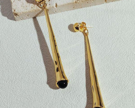 Minimalistische geometrische oorbellen met zwarte onyx