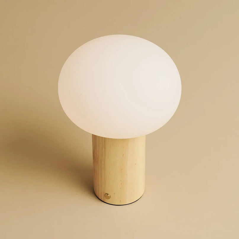 Sam lichtbruine houten tafellamp met glas en oplaadbare batterij | Dimbare en veelzijdige verlichting
