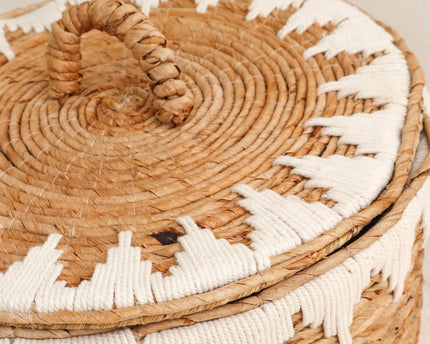 Wasmand met deksel Handgeweven van bananenvezel EMPAT Grote decoratieve mand met witte katoenen macramé (2 maten)