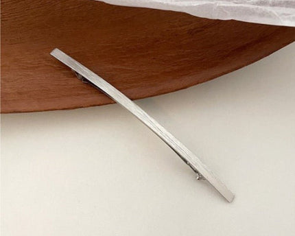 Minimalistische metalen haarclip met één regel