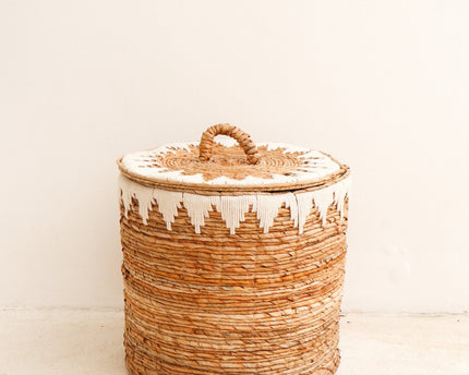 Wasmand met deksel Handgeweven van bananenvezel EMPAT Grote decoratieve mand met witte katoenen macramé (2 maten)