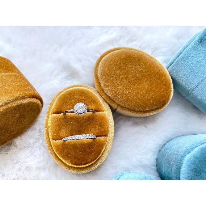 Ovale fluwelen trouwringdoos en voorstelringdoos