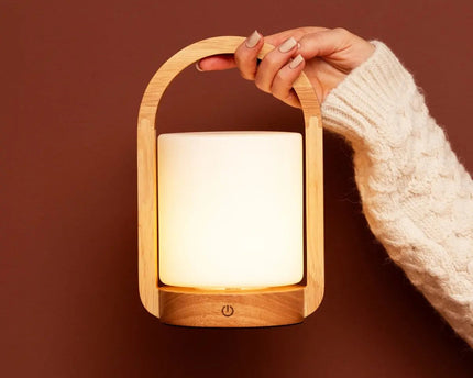 George lichtbruine houten oplaadbare lamp gecombineerd met matglas en een handvat