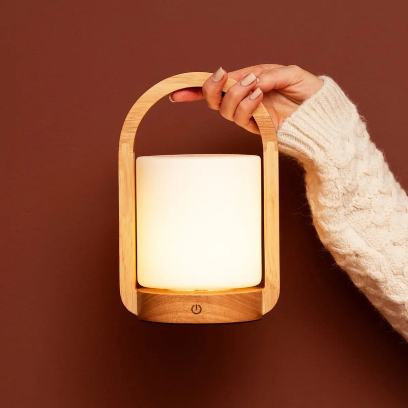 George lichtbruine houten oplaadbare lamp gecombineerd met matglas en een handvat