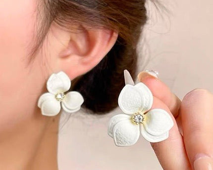 Gardenia - Vintage charme witte bloem oorstekers