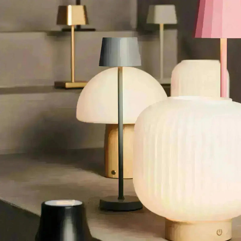 Combi Set Professional-4 X Wouter Delftware Blue Oplaadbare tafellampen & 1 x Amstel Wireless Laying Station met Qi-Technology-Perfect voor restaurants, gastvrijheid en hotels