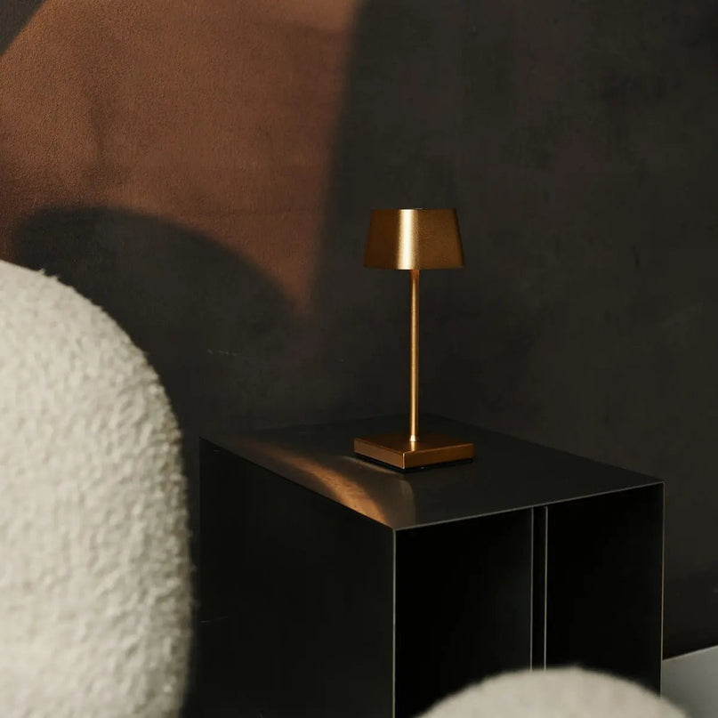 Combi Set Professional-8 x Sarphati Mini Gold Oplaadbare tafellampen & 1 x Centraal station Wireless laadstation met Qi-Technology-Perfect voor restaurants, gastvrijheid en hotels