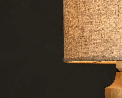 Oliver lichtbruine houten lamp met beige schaduw | Elegant geometrisch ontwerp voor uw huis