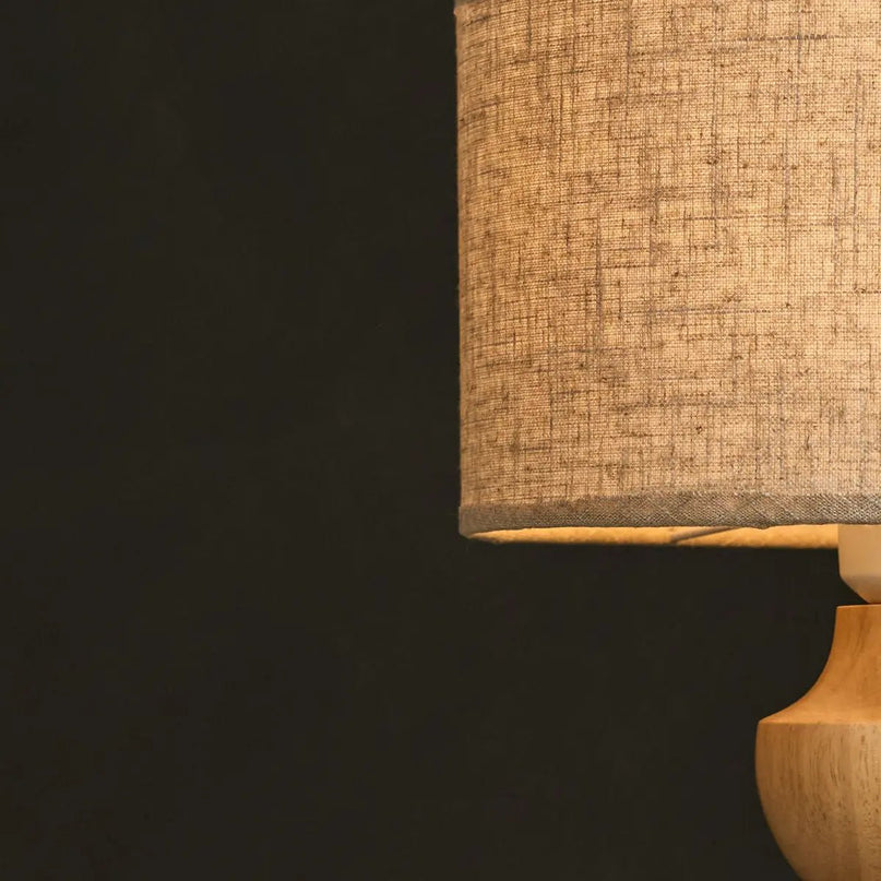 Oliver lichtbruine houten lamp met beige schaduw | Elegant geometrisch ontwerp voor uw huis