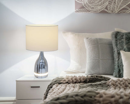 De "Cosima" LED -tafellamp is 43,5 cm hoog, paraplu Ø 25 cm, gemaakt van metaal, plastic, textielmateriaal in de kleuren chroom en wit. Beide geïntegreerde LED's in de Light Foot en E14 -versie