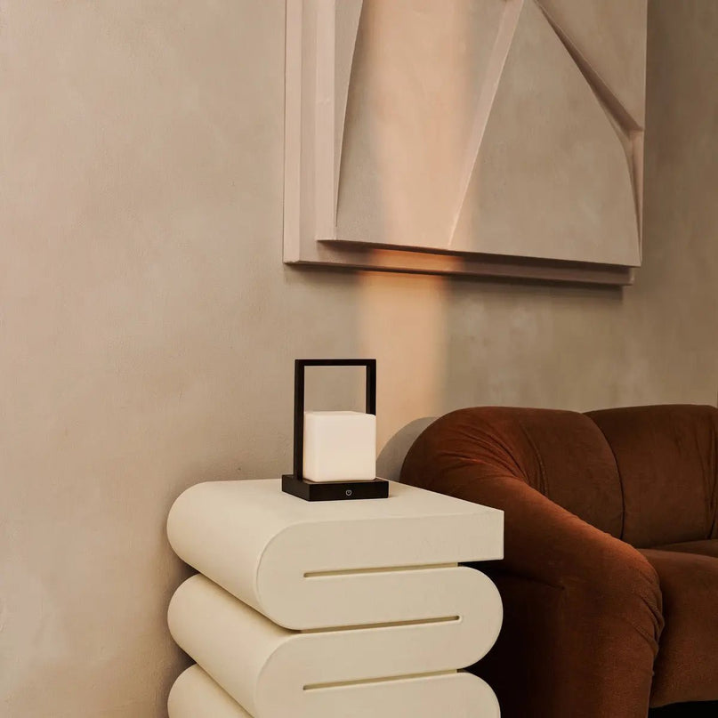 Noah donkerbruine houten oplaadbare tafellamp met glas en houten handgreep