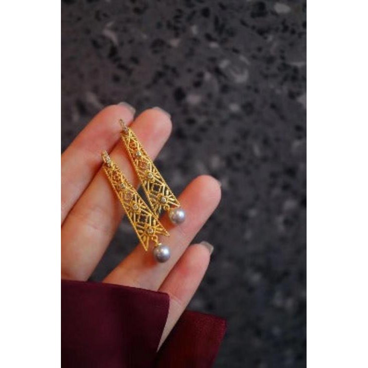 Koninklijke ingelijste oorbellen met grijze Akoya parel
