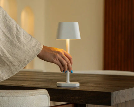 Ava witte oplaadbare tafellamp – stijlvolle, draadloze en dimbare verlichting