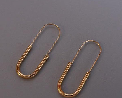 Minimaal ontwerp paperclip hoepel oorbellen