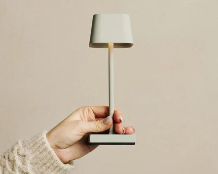 Sarphati Mini Shadow Gray Dordeloze tafellamp perfect voor de horeca -industrie - draadloos oplaadbaar via laadstation, dimbare lamp en 3 lichtmodi