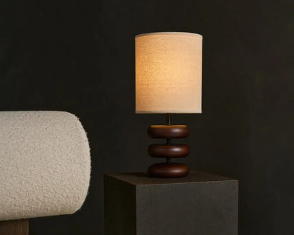 Lara donkerbruine houten tafellamp met crème linnen schaduw - rustieke woningverlichting