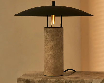 Nicolaas travertijnlamp – elegant handgemaakt ontwerp met metaal en travertijn