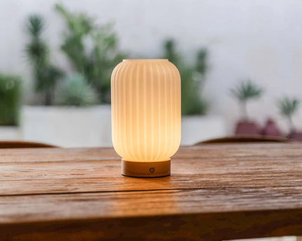 Unieke oplaadbare lamp Lilly – matglas en houten voet, dimbaar, 3 lichtmodi
