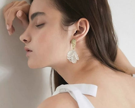 Elegante witte zeemeerminstaart oorbellen
