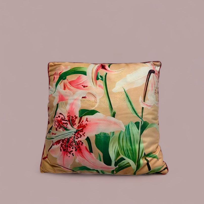 Sierkussen Lily 45*45 De kussenhoes wordt geleverd met vulling en is voorzien van een ritssluiting.