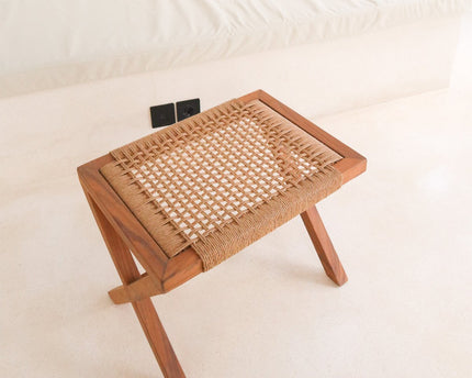 Grote houten kruk INDRA (beige) gemaakt van Trembesi met een zitvlak van geweven gerecycled papier