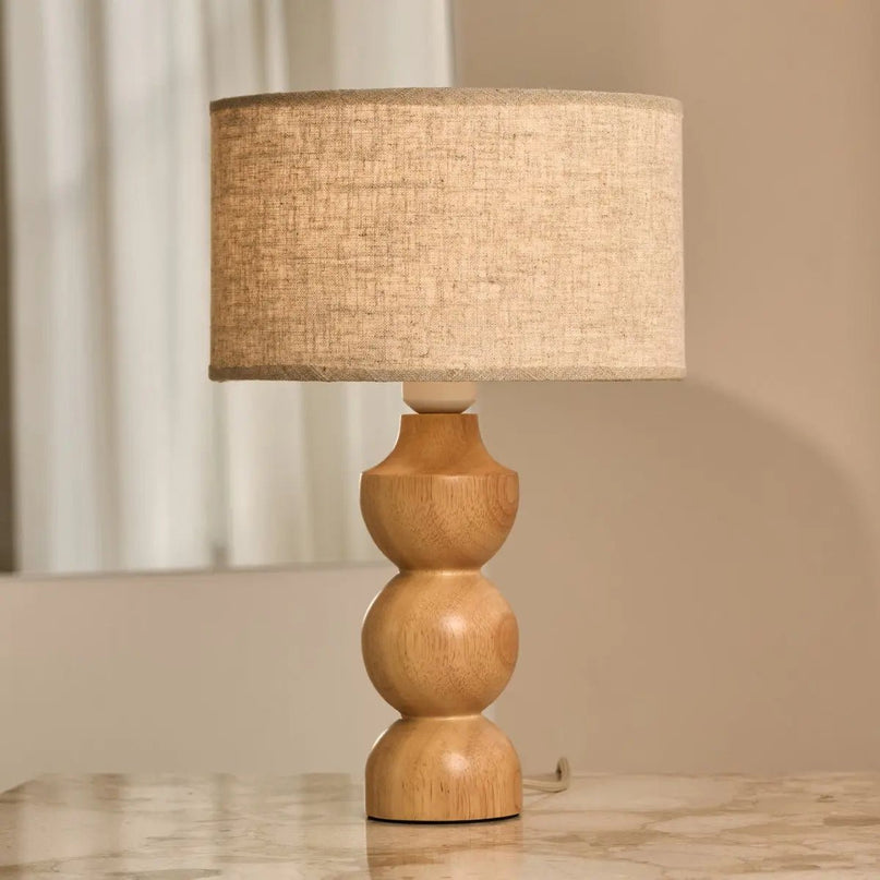 Oliver lichtbruine houten lamp met beige schaduw | Elegant geometrisch ontwerp voor uw huis