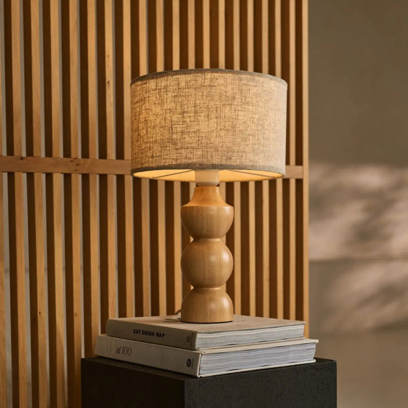 Oliver lichtbruine houten lamp met beige schaduw | Elegant geometrisch ontwerp voor uw huis