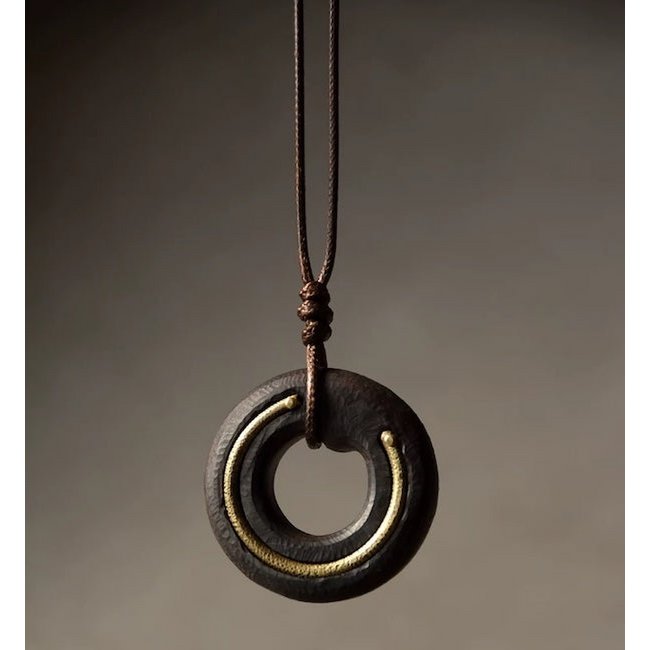Zwarte sandaal houten cirkel hanger