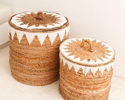 Wasmand met deksel Handgeweven van bananenvezel EMPAT Grote decoratieve mand met witte katoenen macramé (2 maten)