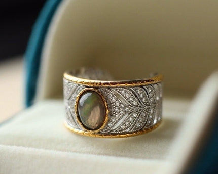 Eastern Royal Style Black Opal Ring - verstelbaar